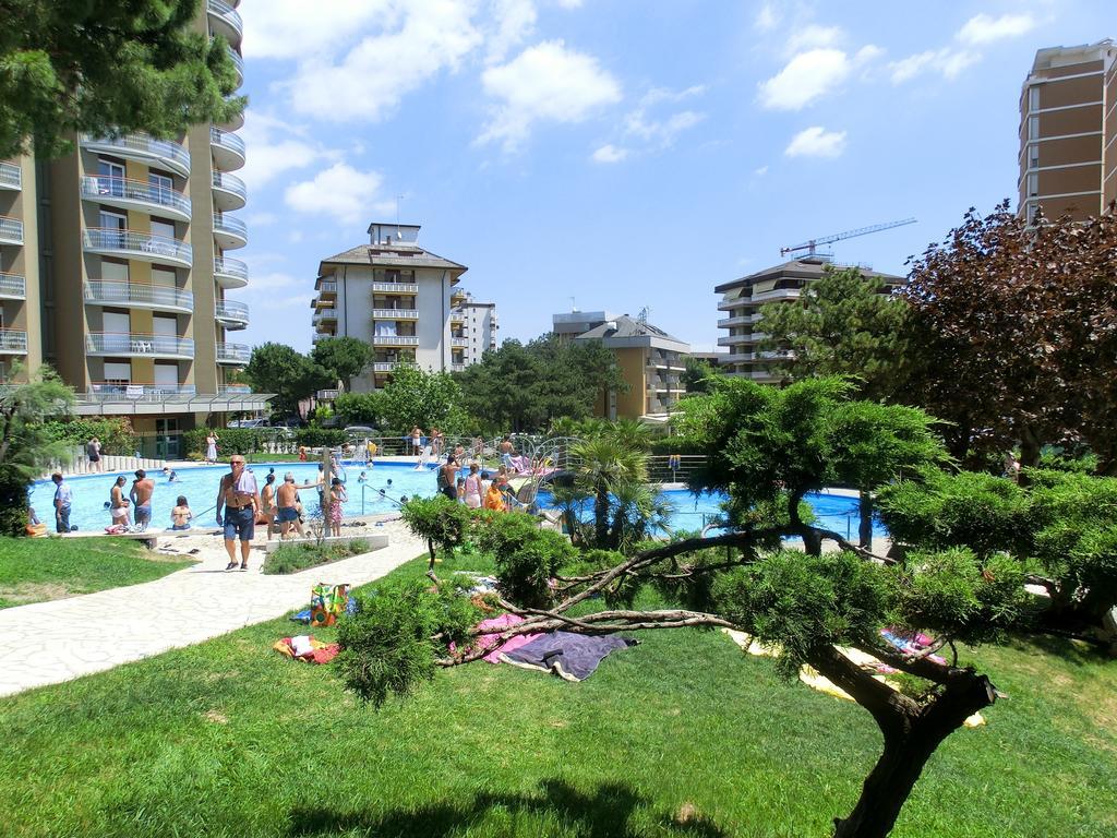 Appartamenti La Torre Lignano Sabbiadoro Eksteriør billede